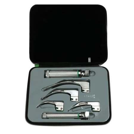 Otwarty zestaw w twardym etui - widok z góry: 4 ostrza Macintosh w rozmiarach 1-4, rączka średnia (C) i rączka penlight (AA) z zielonymi pierścieniami LED, ułożone w szarej wkładce piankowej