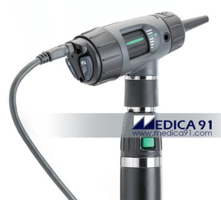 kamera zintegrowana z otoskopem otoskopia badanie lekarz i rodzic 