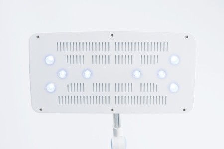 Bistos BT-400, zbliżenie głowicy z diodami Blue LED emitującymi niebieskie światło 460 nm do fototerapii bilirubinowej, widoczne diody LED układu optycznego